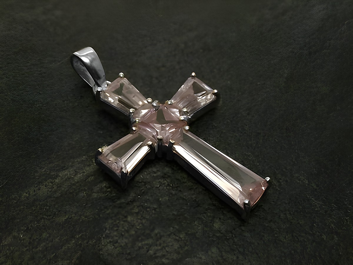 Kreuz aus Silber mit lavendel Zirkonia, 43 mm, verziert mit Stein. Hergestellt von Juwelier Harnisch, elegantes Schmuckstück für besondere Anlässe.
