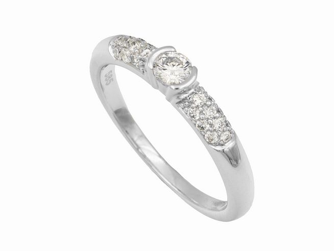 Weißgold Ring elegant Weißgold 585 Brillant 0,30 ct w-si Gr. 54 Hersteller Juwelier Harnisch Ringe mit funkelndem Brillant in der Mitte und eleganter Verzierungen seitlich.