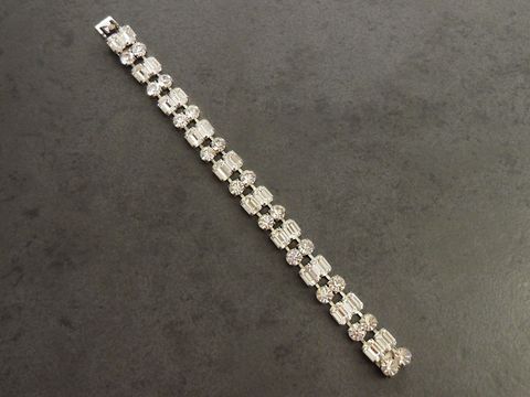 Strass Armband charmant in weiß mit 18,5 cm Länge und silberfarbenem Design, Hersteller Juwelier Harnisch, ideal für besondere Anlässe.