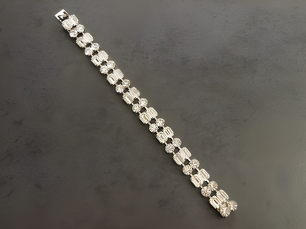 Strass Armband charmant in weiß mit 18,5 cm Länge und silberfarbenem Design, Hersteller Juwelier Harnisch, ideal für besondere Anlässe. – Ansicht 2