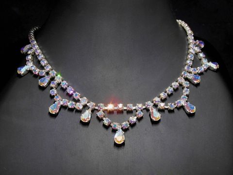 Elegante Strass Kette mit Multi Schimmer in silberfarbener Fassung, 40,5 cm lang, von Juwelier Harnisch, geschmückt mit funkelnden Strasssteinen und Tropfenanhängern.