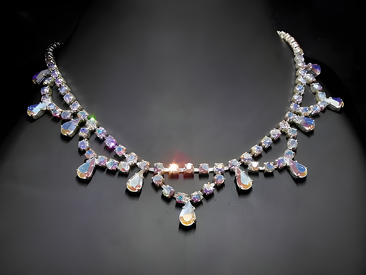 Elegante Strass Kette mit Multi Schimmer in silberfarbener Fassung, 40,5 cm lang, von Juwelier Harnisch, geschmückt mit funkelnden Strasssteinen und Tropfenanhängern.