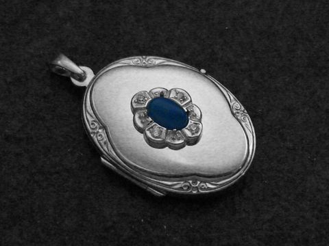 Achat blau Medaillon Cabochon aus Sterling Silber mit Zirkonia, hergestellt von Juwelier Harnisch, filigranes Design mit ovaler Form und dekorativer Umrandung.