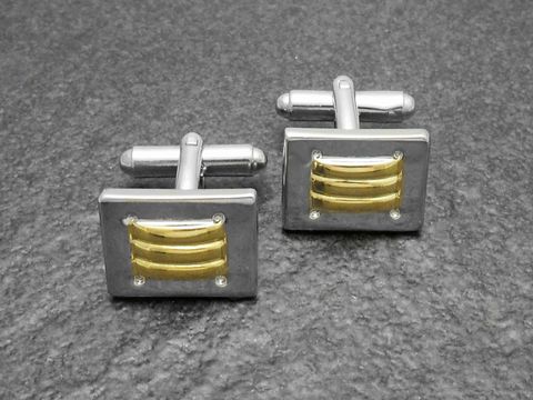 Designer Manschettenknöpfe in Bi-Color silber-goldfarben von Juwelier Harnisch, mit einem eleganten Design und silberfarbener Grundfarbe, ideal für festliche Anlässe.