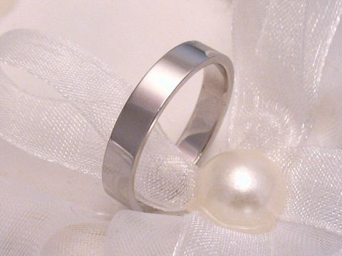 400384-0 Trauring Ehering aus Weißgold 333 in Größe 54,5/17,3, Hersteller Juwelier Harnisch, elegant und schlicht, umgeben von zartem Tüll und einer Perlenskette, ideal für den besonderen Tag.