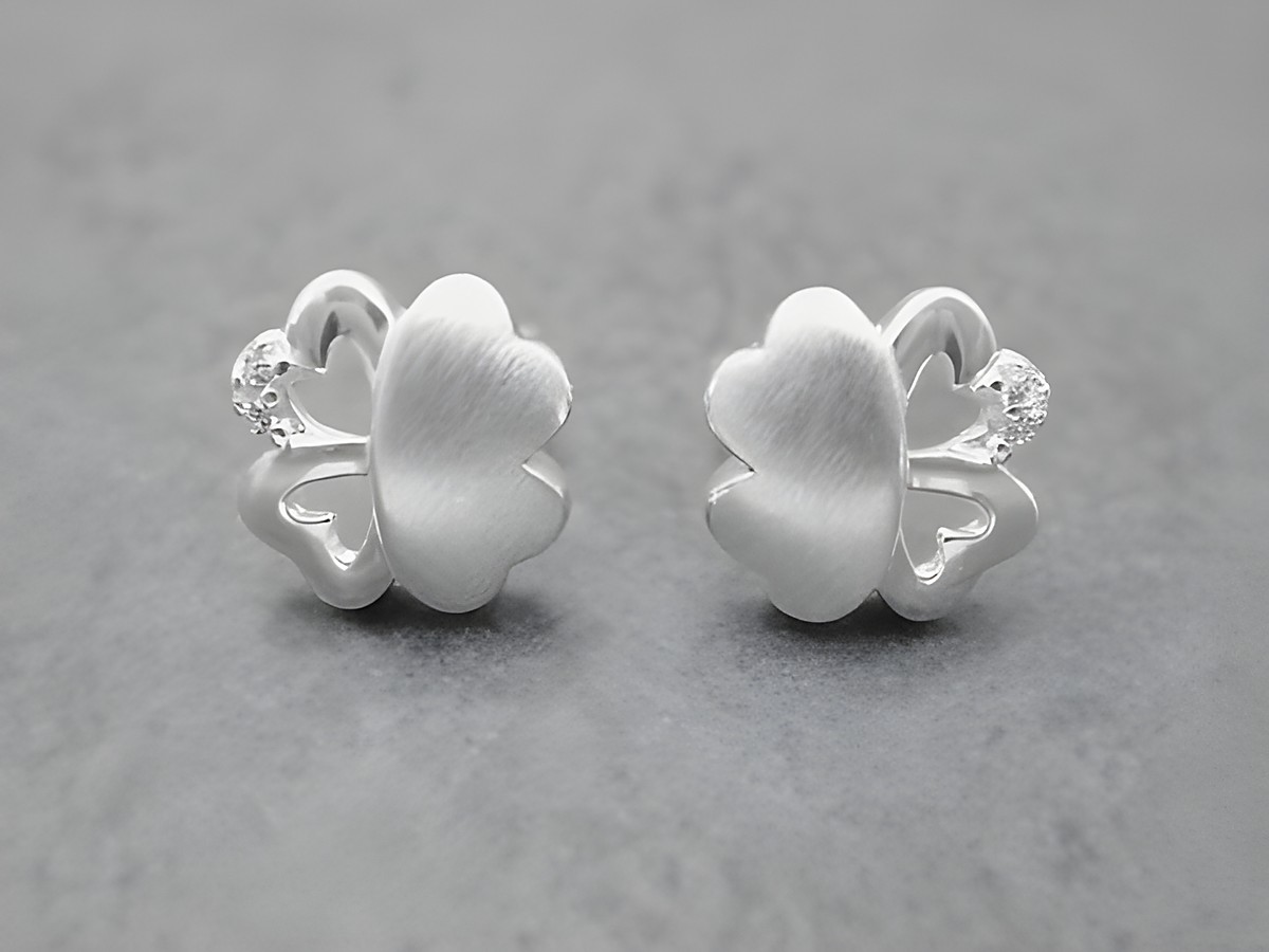 Ohrringe Glückskleeblatt aus Sterling Silber mit entzückendem Zirkonia in weiss, Hersteller Juwelier Harnisch, ideal für besonderen Anlass oder täglichen Gebrauch.