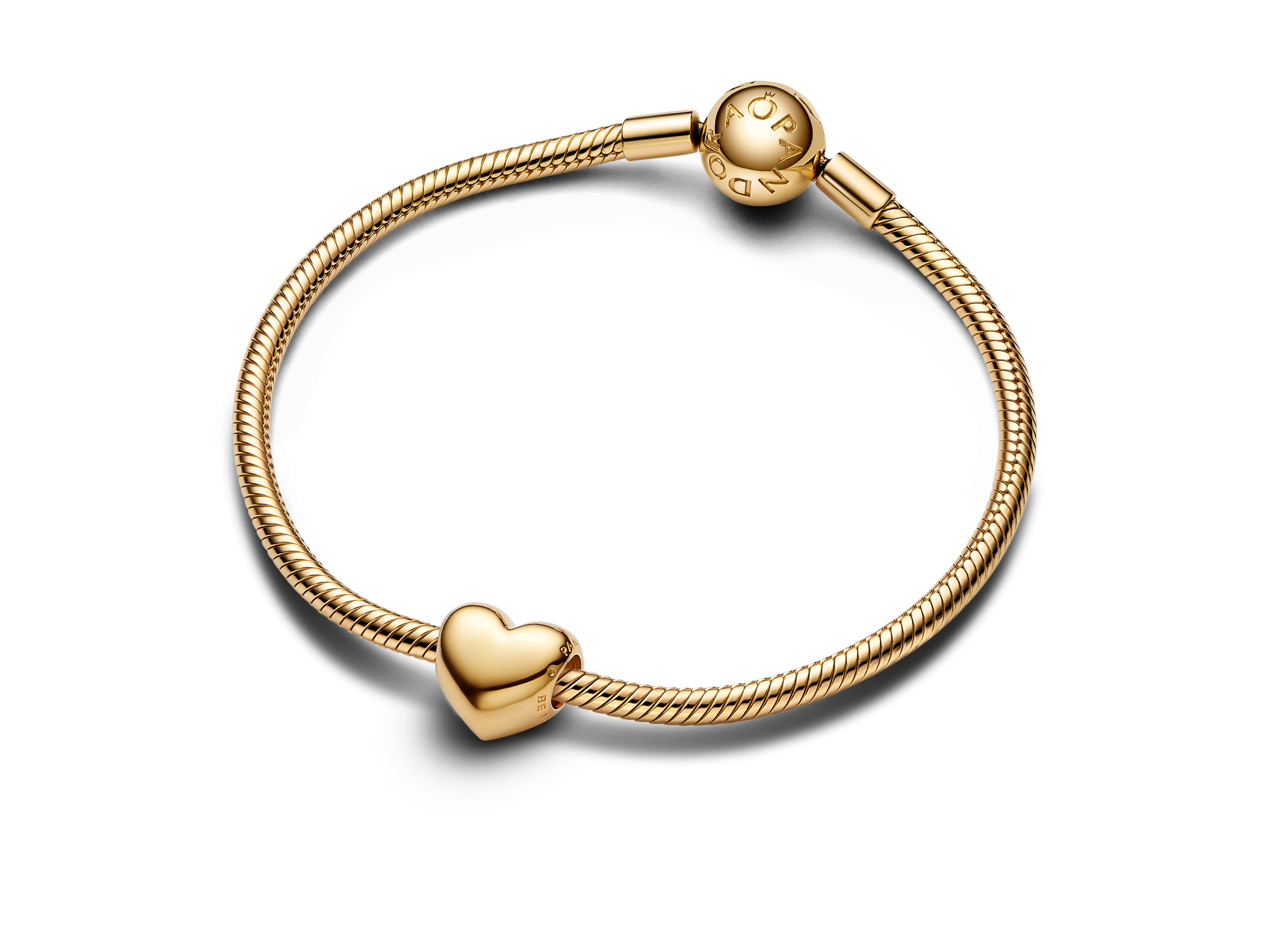 Ein elegantes Armband aus gelbgoldvergoldetem Material mit einer gewölbten Herzcharms und einem beschreibenden Verschluss, Hersteller Pandora, SHINE. Ideal für stilvolle Akzente.
