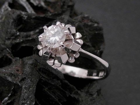 Weißgold Ring herausragend Gold 585 Zirkonia Goldring Gr. 50,5 Hersteller Juwelier Harnisch bis Gr. 52/17. Der Ring hat einen funkelnden Zirkonia in schöner Fassung.