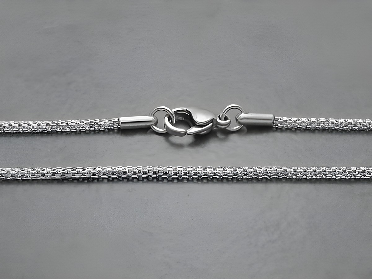 Edelstahlkette im Mashmuster, 2 mm dick und 42 cm lang, mit praktischem Karabinerverschluss, Hersteller Juwelier Harnisch, ideal für modische Akzente.