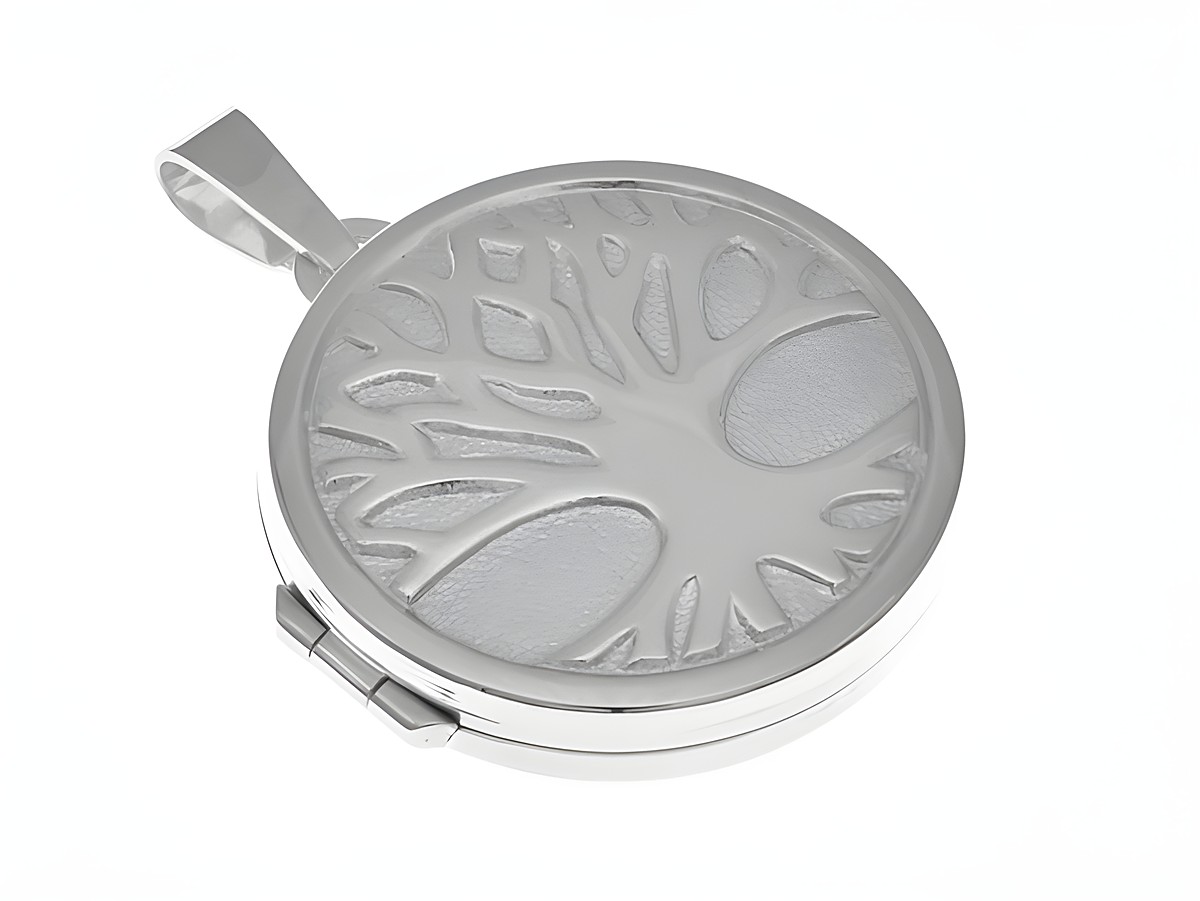 Runder Medaillon aus teilmattiertem Sterling Silber mit graviertem Lebensbaum, nostalgisches Design, erhältlich beim Hersteller Juwelier Harnisch.