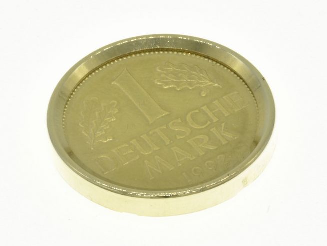 Deutsche Mark Münze 1 DM aus 585 Gold, schlicht und ohne Kettenöse, hergestellt von Juwelier Harnisch, geprägt im Jahr 1982.