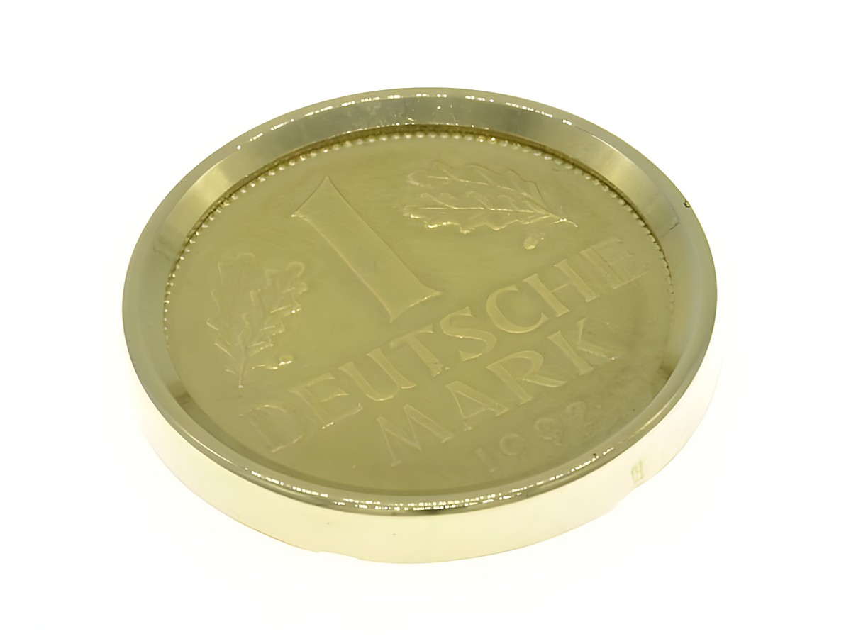 Deutsche Mark Münze 1 DM aus 585 Gold, schlicht und ohne Kettenöse, hergestellt von Juwelier Harnisch, geprägt im Jahr 1982.