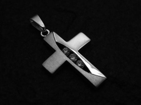 Ein Kreuzanhänger aus 925 Sterling Silber mit drei Zirkonia-Steinen, Hersteller Juwelier Harnisch, elegant und zeitlos, ideal als Schmuckstück oder Geschenk.