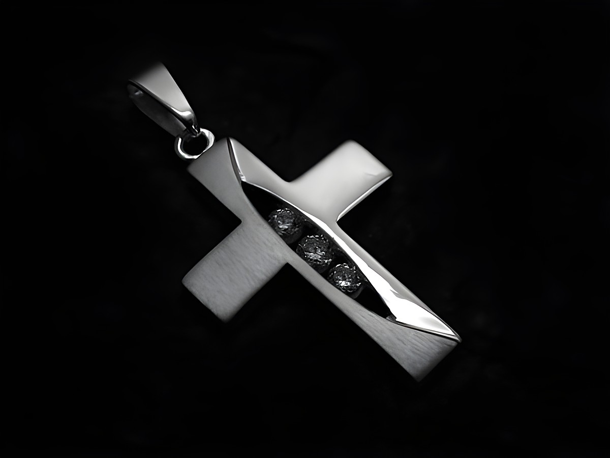 Ein Kreuzanhänger aus 925 Sterling Silber mit drei Zirkonia-Steinen, Hersteller Juwelier Harnisch, elegant und zeitlos, ideal als Schmuckstück oder Geschenk.