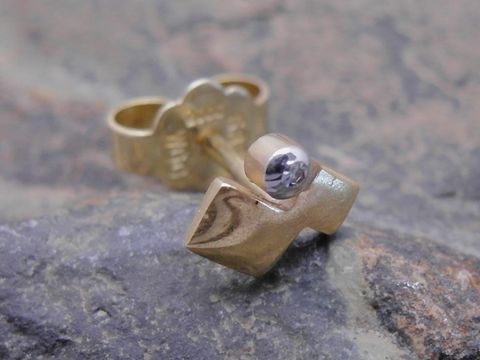 Ein modischer unisex Ohrstecker in Zick-Zack Design aus 585er bicolor Gold mit Diamant, Einzelstück von Juwelier Harnisch, ideal für stilvolle Akzente.