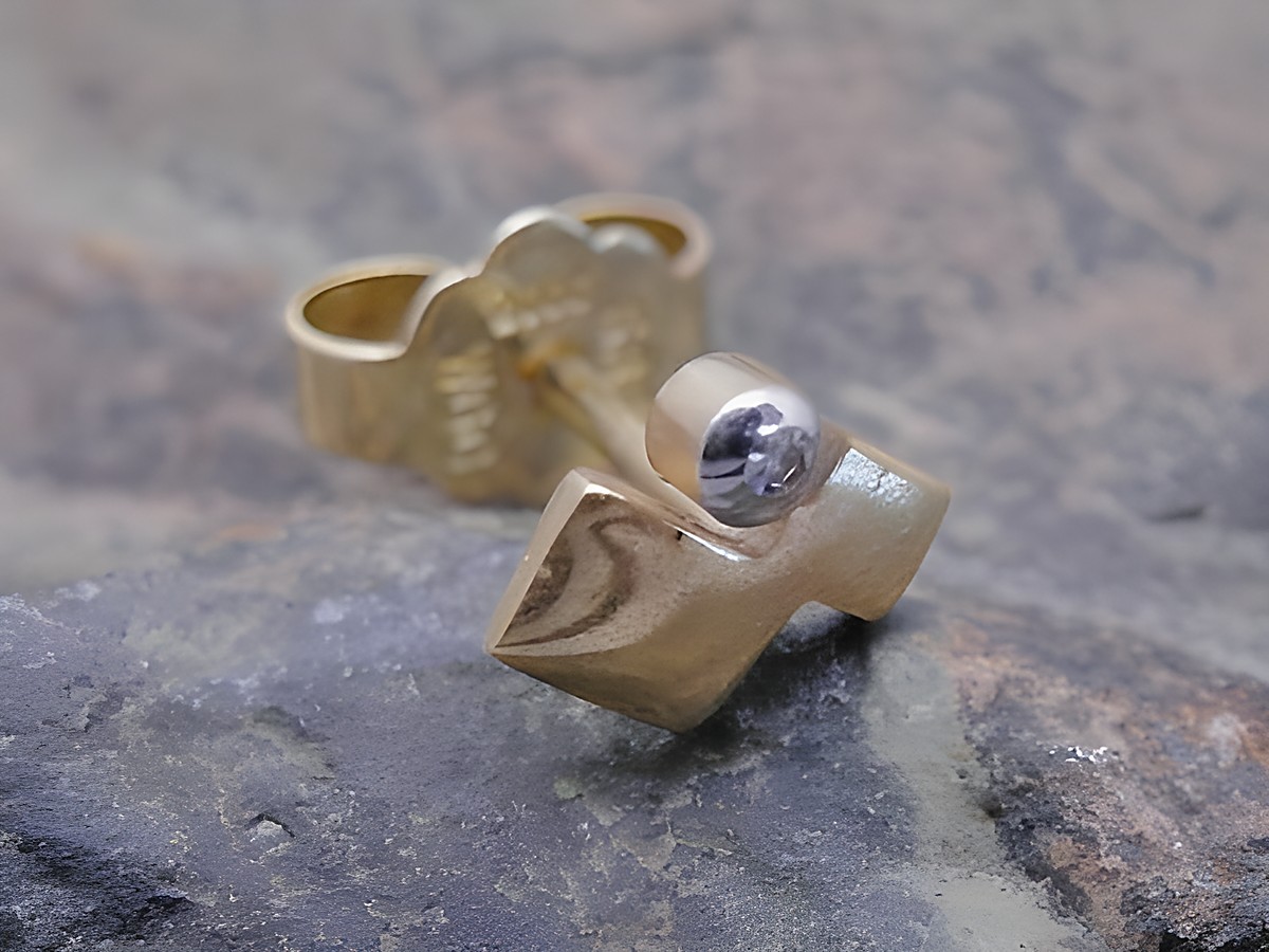 Ein modischer unisex Ohrstecker in Zick-Zack Design aus 585er bicolor Gold mit Diamant, Einzelstück von Juwelier Harnisch, ideal für stilvolle Akzente.