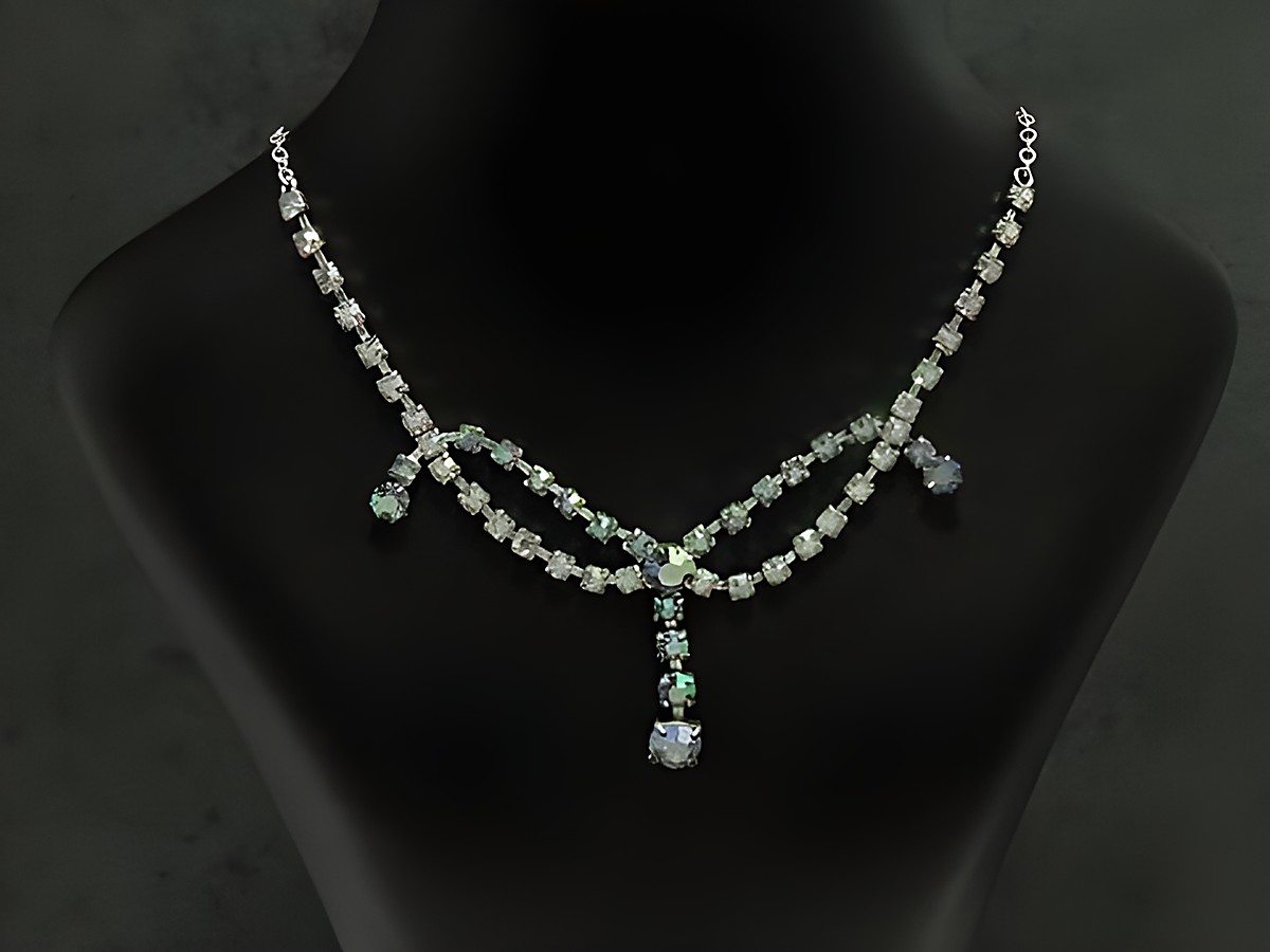 Strass Collier Kette timeless in buntem Schimmer von Juwelier Harnisch, gefertigt aus Sterling Silber, 38-45cm, elegante Strasskette mit funkelnden Akzenten auf schwarzem Hintergrund.