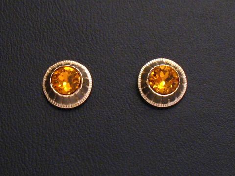 Ohrringe in Gold mit orange facettierten Steinen von Juwelier Harnisch, elegant und zeitlos, für jeden Anlass geeignet. Ideal als besonderer Schmuck oder Geschenk.