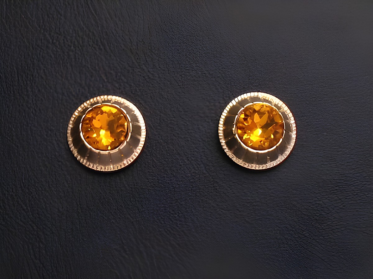 Ohrringe in Gold mit orange facettierten Steinen von Juwelier Harnisch, elegant und zeitlos, für jeden Anlass geeignet. Ideal als besonderer Schmuck oder Geschenk.