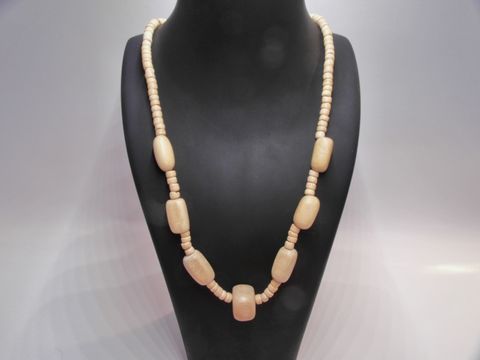 Holzkette aus Quader- und Rundperlen in naturbraun, 19 mm breit, 60 cm lang, gefertigt von Juwelier Harnisch, ideal für modischen Holzschmuck.