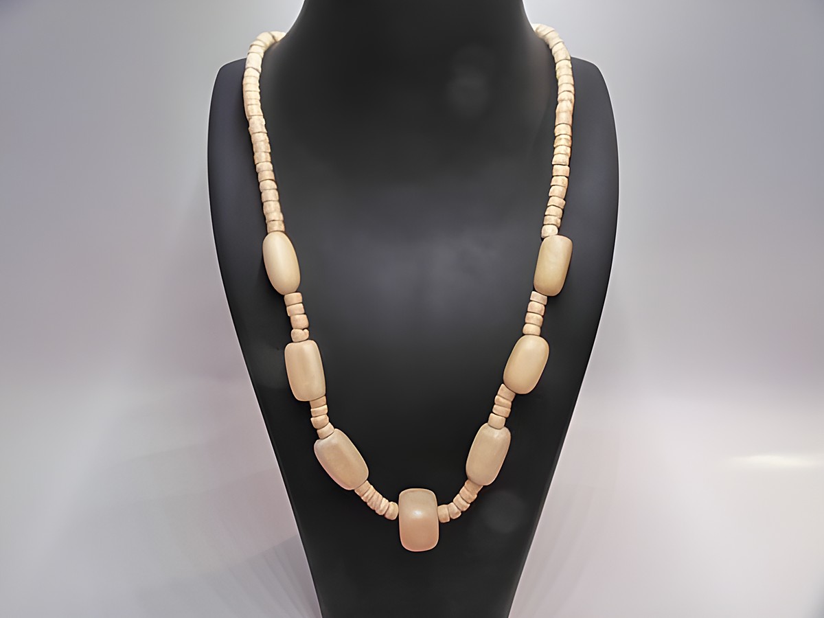 Holzkette aus Quader- und Rundperlen in naturbraun, 19 mm breit, 60 cm lang, gefertigt von Juwelier Harnisch, ideal für modischen Holzschmuck.
