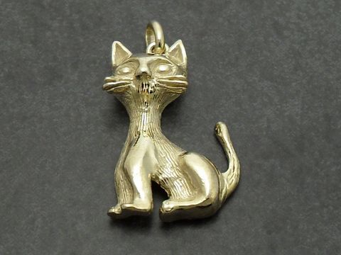 31197-0 Silber Anhänger vergoldet Katze Mieze Cat, Hersteller Juwelier Harnisch, detaillierte Darstellung einer sitzenden Katzengestalt mit charakteristischen Merkmalen.
