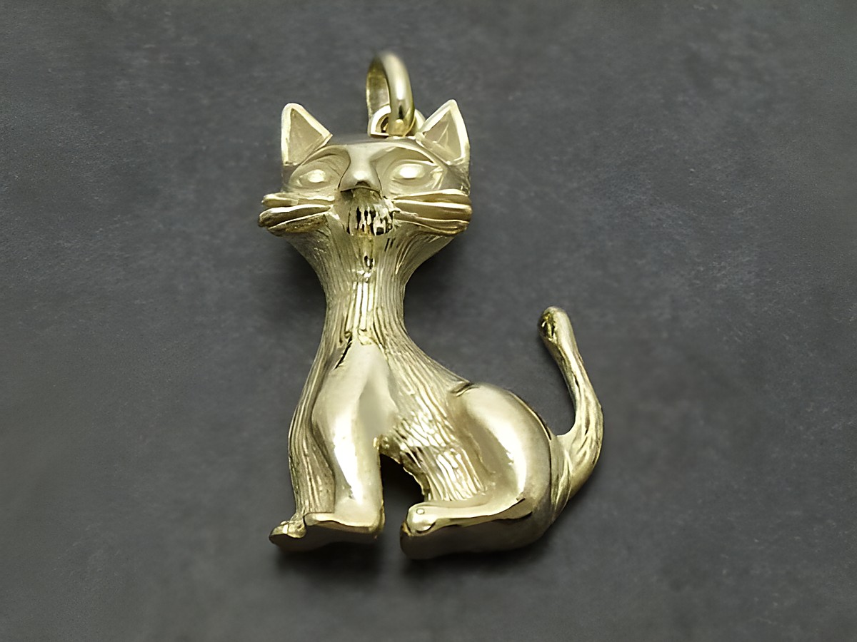 Silber Anhänger vergoldet Katze Mieze Cat, Hersteller Juwelier Harnisch, detaillierte Darstellung einer sitzenden Katzengestalt mit charakteristischen Merkmalen.