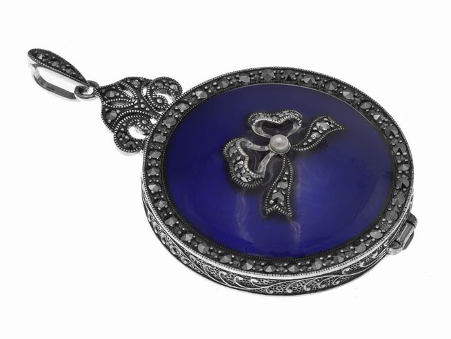 Sterling Silber Medaillon emailliert blau, hergestellt von Juwelier Harnisch, rund mit filigranem Design und einem dekorativen Detail in der Mitte.