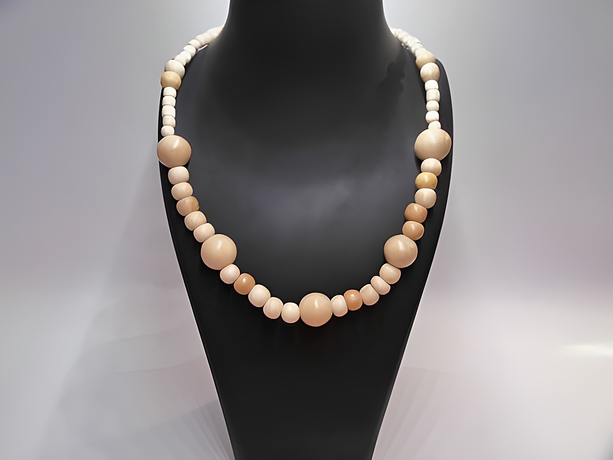 Holzkette mit Kugeln von 15 mm in naturbraun, Länge 60 cm, Hersteller Juwelier Harnisch, idealer Holz Schmuck für verschiedene Anlässe.