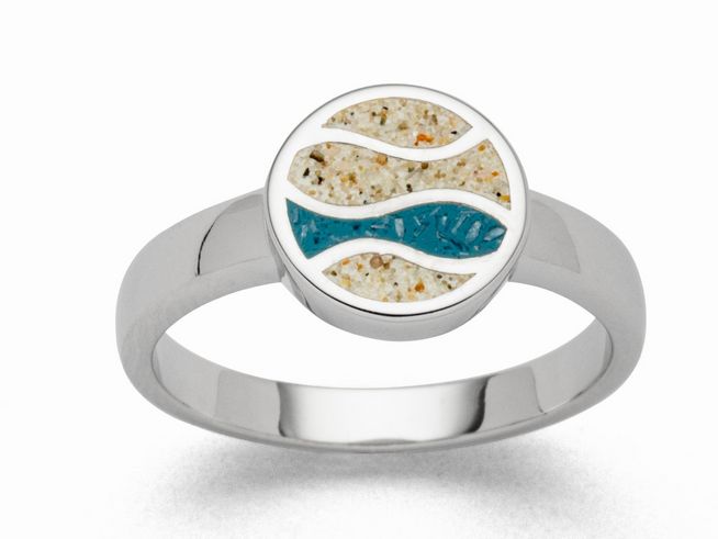 Sterling Silber Ring von DUR mit einem runden Design, das Strandsand und blauen Steinsand in wellenförmigen Mustern zeigt, Größe 62.