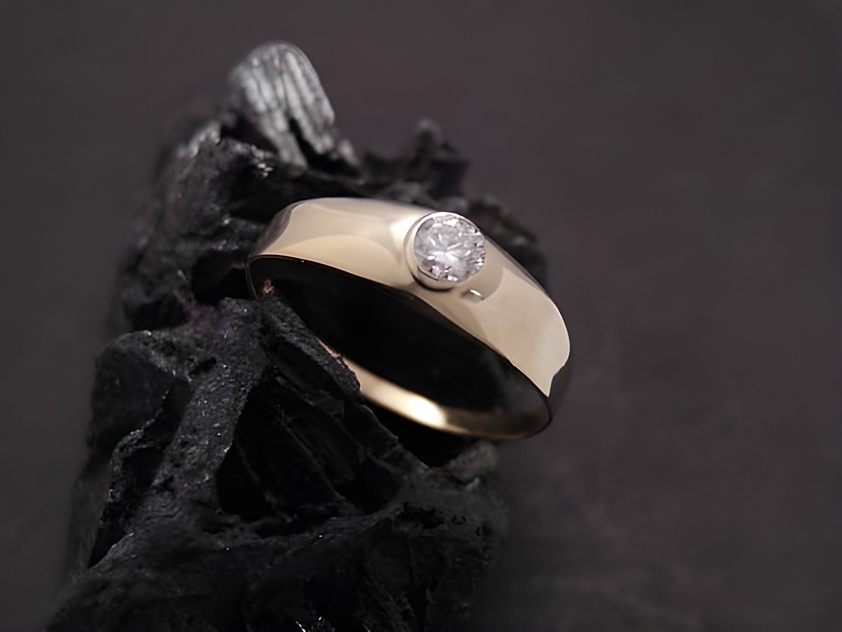 Gold Ring zeitlos Gold 333 Zirkonia Gr. 61 Hersteller Juwelier Harnisch über Gr. 60 19 auf schwarzem Untergrund sichtbar, elegante Form und funkelnder Stein in der Mitte.