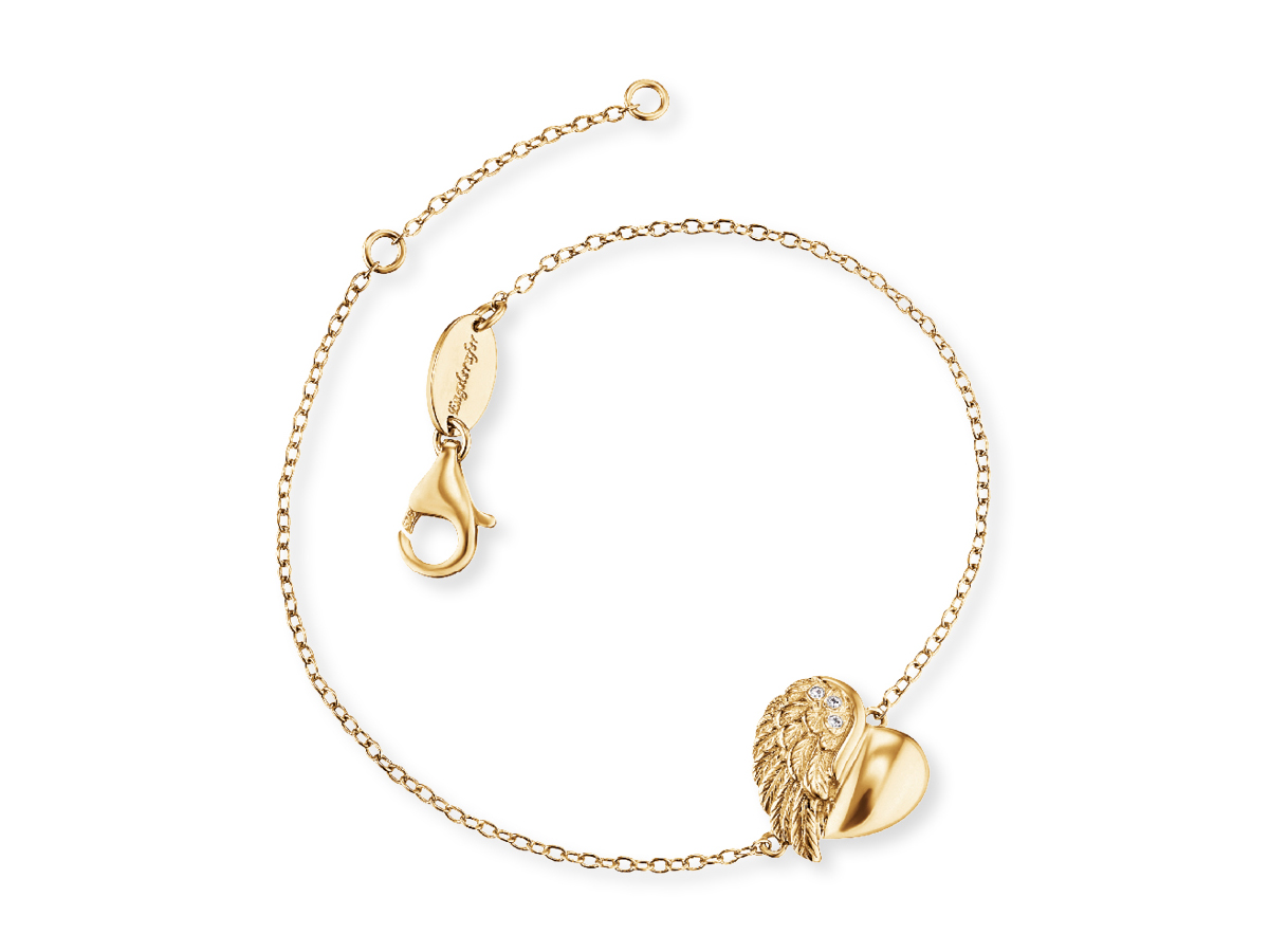 Auf dem Bild ist ein zierliches Armband aus vergoldetem Silber zu sehen, das einen Herzanhänger mit Flügeln und Zirkonia-Schmucksteinen zeigt. Es hat einen Karabinerverschluss und eine Länge von 17 cm.