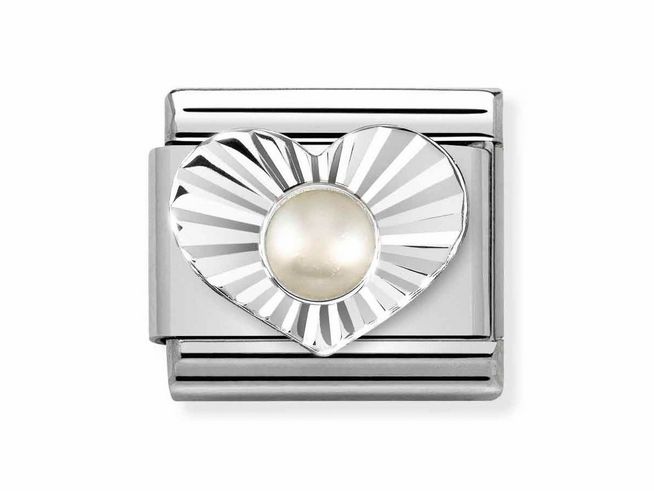 Eleganter Charm von Nomination in silberner Ausführung mit einem herzförmigen, diamantierten Design und einer herausragenden Perle in der Mitte, ideal für stilvolle Armbänder.