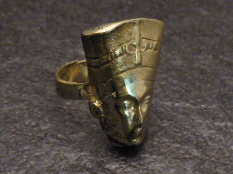 Nofretete Ring verstellbar - Silber vergoldet - antik, Hersteller: Juwelier Harnisch, ohne Stein, zeigt eine detailreiche Darstellung des Kopfes von Nofretete auf einem Ring.