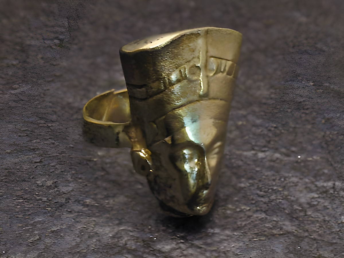 Nofretete Ring verstellbar - Silber vergoldet - antik, Hersteller: Juwelier Harnisch, ohne Stein, zeigt eine detailreiche Darstellung des Kopfes von Nofretete auf einem Ring.