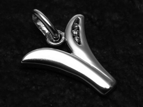 Buchstaben Anhänger V aus Sterling Silber mit Zirkonia, elegant und modern, hergestellt von Juwelier Harnisch, ideal als Schmuckstück für jeden Anlass.