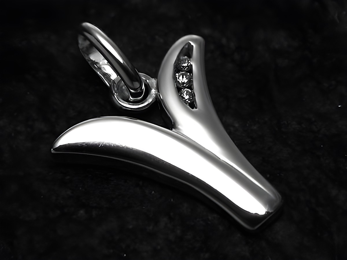 Buchstaben Anhänger V aus Sterling Silber mit Zirkonia, elegant und modern, hergestellt von Juwelier Harnisch, ideal als Schmuckstück für jeden Anlass.