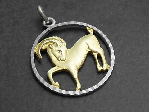 Steinbock 925 Sterling Silber Sternzeichen mit Vergoldung, detailreiches Design eines Steinbocks im Kreis, vom Hersteller Juwelier Harnisch, ideal als astrologisches Schmuckstück.