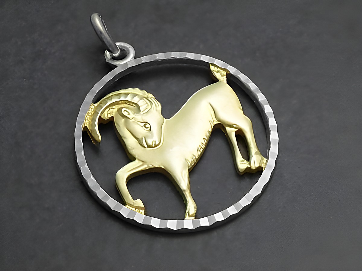 Steinbock 925 Sterling Silber Sternzeichen mit Vergoldung, detailreiches Design eines Steinbocks im Kreis, vom Hersteller Juwelier Harnisch, ideal als astrologisches Schmuckstück.