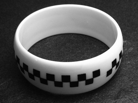 Plastik Schmuck Armreifen mit einem Durchmesser von 3 cm in schwarz-weißer Farbgestaltung, Hersteller Juwelier Harnisch, ideal für modische Akzente.