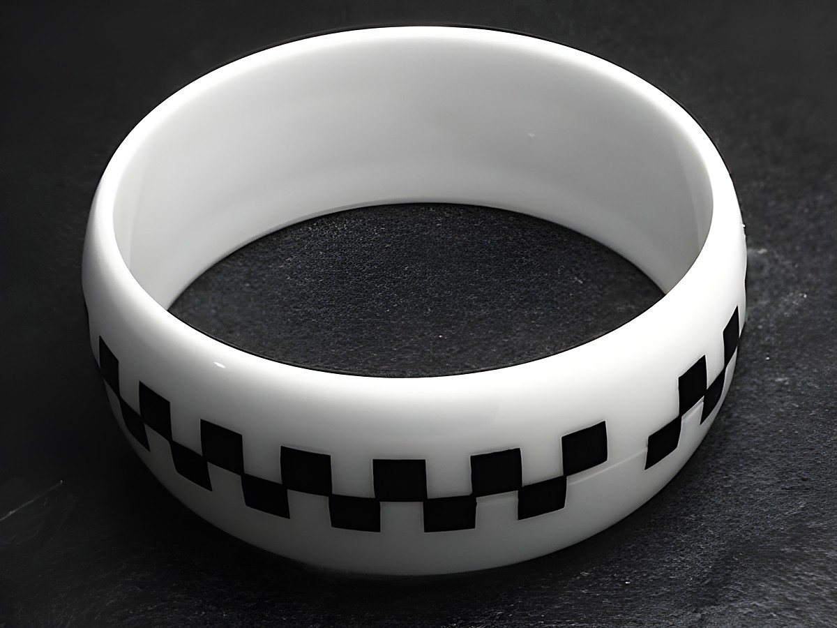 Plastik Schmuck Armreifen mit einem Durchmesser von 3 cm in schwarz-weißer Farbgestaltung, Hersteller Juwelier Harnisch, ideal für modische Akzente.