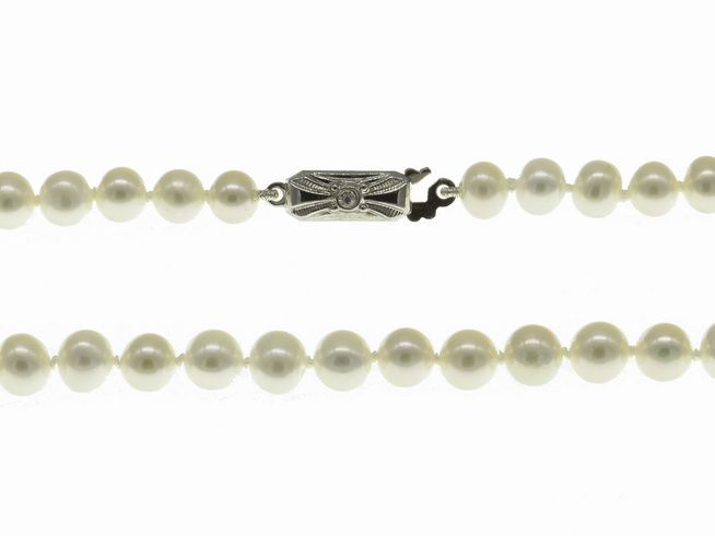 Perlenkette aus weißen Süßwasser-Zuchtperlen mit einem Durchmesser von 5-5,5 mm und einer Länge von 40 cm, ausgestattet mit einem klassischen Silberverschluss, Hersteller Juwelier Harnisch.