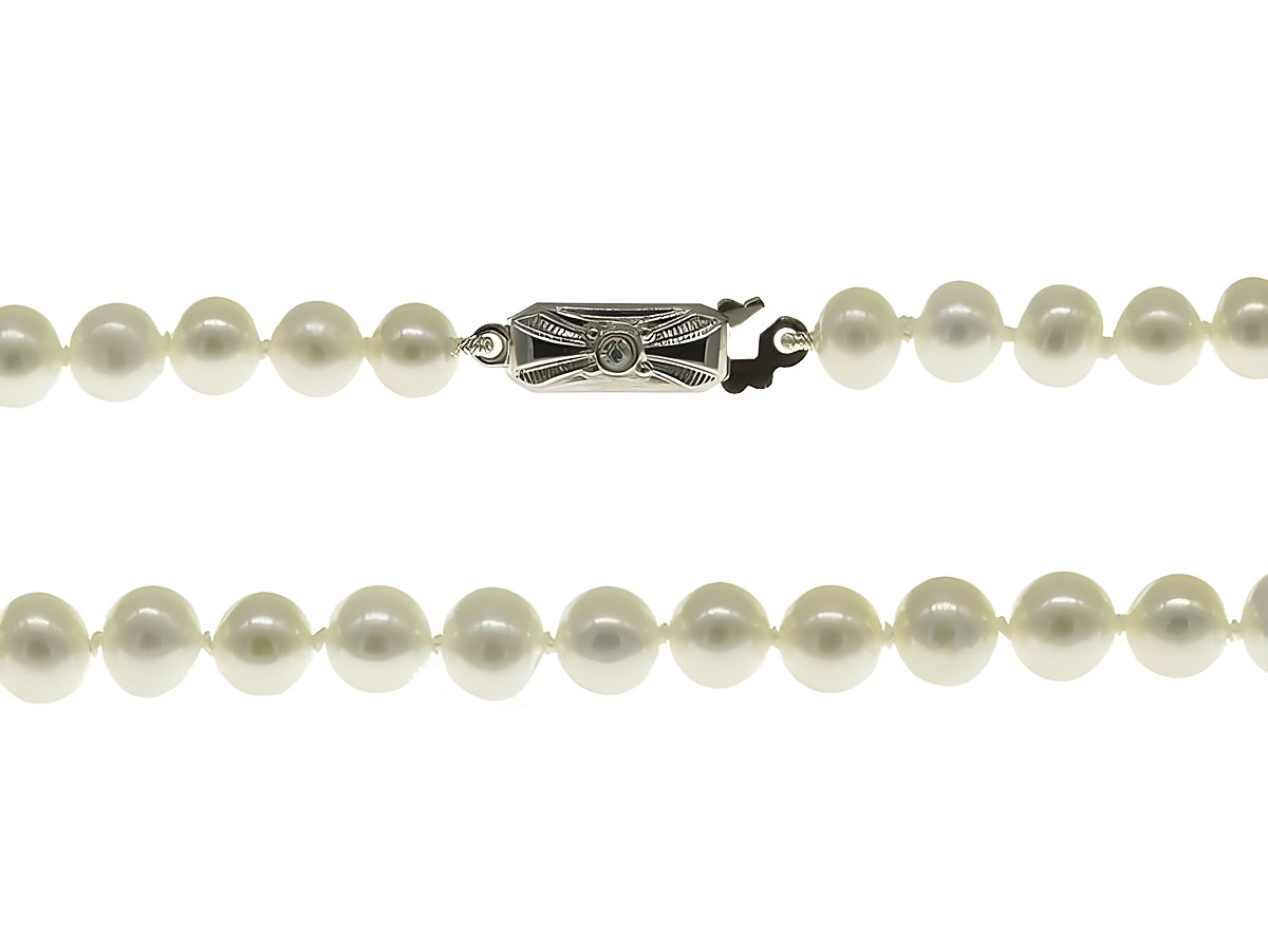Perlenkette aus weißen Süßwasser-Zuchtperlen mit einem Durchmesser von 5-5,5 mm und einer Länge von 40 cm, ausgestattet mit einem klassischen Silberverschluss, Hersteller Juwelier Harnisch.