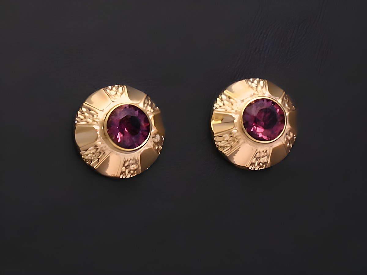 Lila facettierte Ohrringe aus Gold mit Gold Ohrsteckern, Hersteller Juwelier Harnisch, verziert mit weiteren Steinen für einen eleganten Look.