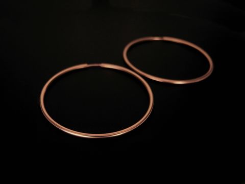 Roségold Creolen in 5 cm Durchmesser aus sterling Silber, roségold vergoldet, 1,5 mm dick, minimalistisch und elegant, ideal für jeden Anlass, Hersteller Juwelier Harnisch.