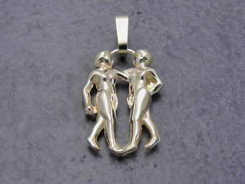 47143-0 Anhänger Sternzeichen Zwilling aus Gold, plastisch gestaltet, zeigt zwei menschliche Figuren, die miteinander verbunden sind, Hersteller Juwelier Harnisch.