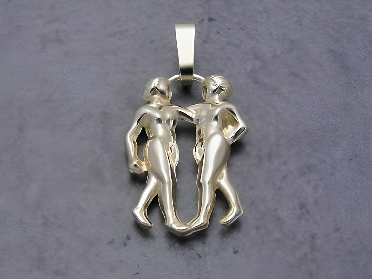 Anhänger Sternzeichen Zwilling aus Gold, plastisch gestaltet, zeigt zwei menschliche Figuren, die miteinander verbunden sind, Hersteller Juwelier Harnisch.