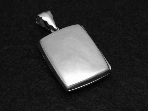 Medaillon Blümchen aus Sterling Silber, quadratische Form, schlichtes Design, glänzende Oberfläche, hergestellt von Juwelier Harnisch, ideal als persönliches Schmuckstück oder Geschenk.