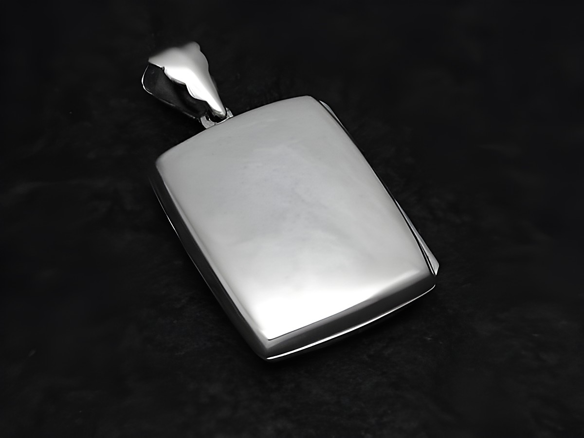 Medaillon Blümchen aus Sterling Silber, quadratische Form, schlichtes Design, glänzende Oberfläche, hergestellt von Juwelier Harnisch, ideal als persönliches Schmuckstück oder Geschenk. – Ansicht 2