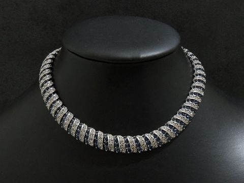 Pompöse Strass Kette in Blau mit einer Länge von 36,5 cm, silberfarbene Fassung, Hersteller Juwelier Harnisch, ideal für elegante Anlässe.